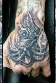 手背有趣的手绘黑灰鱿鱼潜水员纹身图案