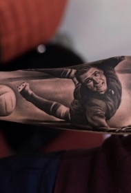 小臂黑灰风格old school足球运动员纹身图案
