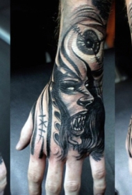 手背可怕黑色吸血鬼女人和眼球纹身图案