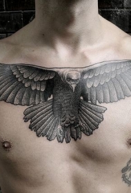 胸部华丽的欧美黑白飞行鹰纹身图案