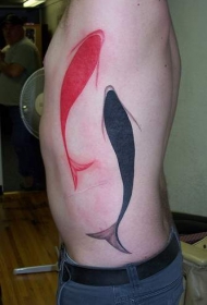 简约的黑色和红色鲤鱼侧肋纹身图案
