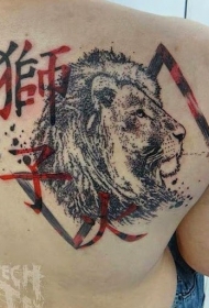 背部黑色点刺狮子脸汉字和红三角纹身图案