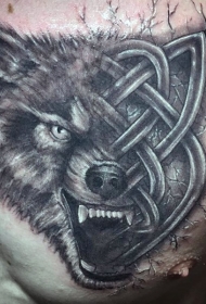 胸部凯尔特结与狼头组合纹身图案