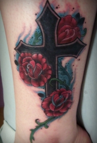 漂亮的黑色十字架与红玫瑰纹身图案