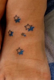 黑色和蓝色的星星脚背纹身图案