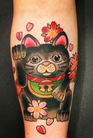 小臂小招财猫和五彩的花朵纹身图案