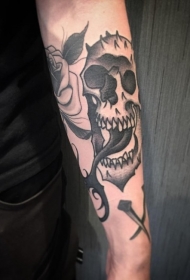 手臂插画风格黑色骷髅与花朵纹身图案