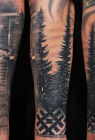 手臂纪念风格黑白老人字母和森林纹身图案