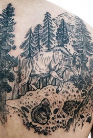 背部雕刻风格的黑色森林牛松鼠纹身图案