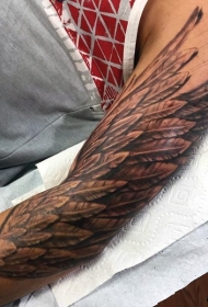 手臂好看的黑灰翅膀纹身图案