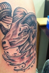 大臂卡通黑色公羊头像纹身图案