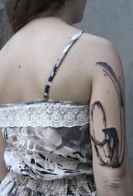 大臂简单的黑色水墨装饰纹身图案