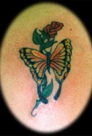 红玫瑰和帝王蝴蝶纹身图案