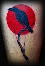 乌鸦与树枝与红色太阳纹身图案