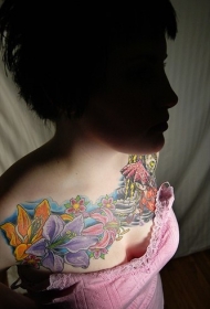 五彩缤纷的一串花朵胸部纹身图案