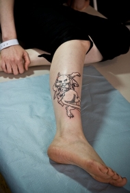 跳舞的白色猫腿部纹身图案