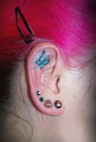 耳朵上蓝色蝴蝶纹身图案