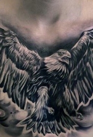 胸部华丽的黑灰飞行鹰纹身图案
