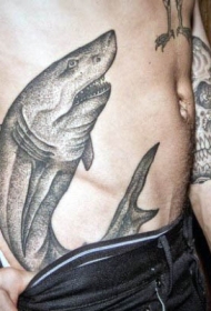 点刺风格的黑色鲨鱼侧肋纹身图案
