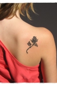 背部简单的黑色小玫瑰纹身图案