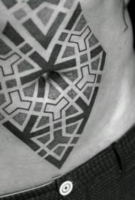 腹部点刺风格的黑色几何纹身图案