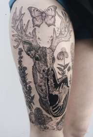 大腿壮观的黑色鹿骨架植物和蝴蝶纹身图案