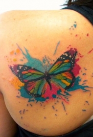 背部水彩画的蝴蝶纹身图案