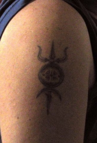 黑色战士符号手臂纹身图案