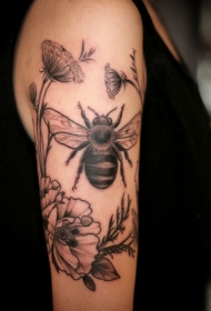 黑灰蜜蜂和鲜花手臂纹身图案