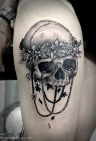 大腿令人难以置信的黑色骷髅与花朵珠宝纹身图案