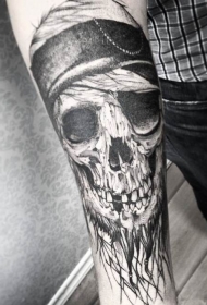 惊人的黑白海盗骷髅手臂纹身图案