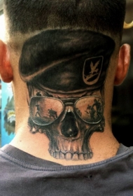 颈部写实黑灰士兵骷髅和太阳眼镜帽子纹身图案