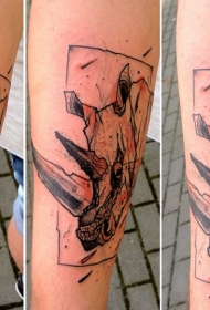 手臂素描风格黑色犀牛头部纹身图案