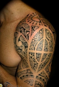 大臂很漂亮的黑色波利尼西亚图腾纹身图案