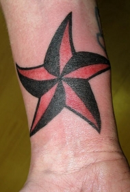 手腕红色和黑色星星纹身图案