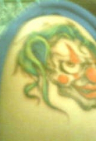 肩部绿色小丑纹身图案