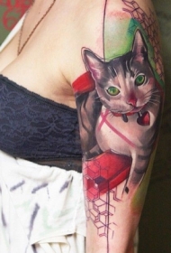 手臂写实风格彩色猫与心形纹身图案