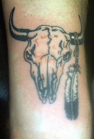 一个带有羽毛的公牛头骨纹身图案