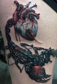 大腿惊人的逼真五彩黑蝎子与心脏纹身图案