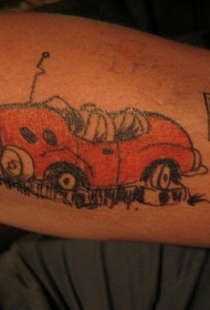 红色古老汽车和字母纹身图案