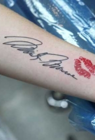 手腕黑色名人签名字母和红唇印纹身图案