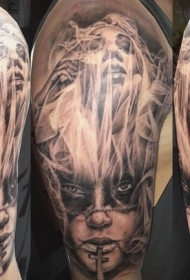 大臂黑灰个性女人肖像与幽灵纹身图案