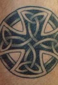 凯尔特结的十字架纹身图案