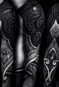 手臂个性的黑色各种部落饰品纹身图案