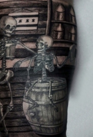 大腿印象深刻的黑灰骨架与啤酒纹身图案