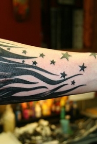 手臂女孩黑发和星星纹身图案