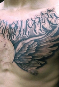 胸部神秘字母和翅膀纹身图案