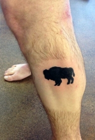 小腿黑色的公牛剪影纹身图案
