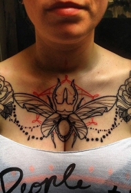 胸部黑色线条昆虫和玫瑰纹身图案