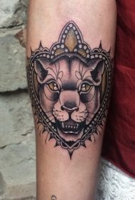 黑色的狮子头心形纹身图案